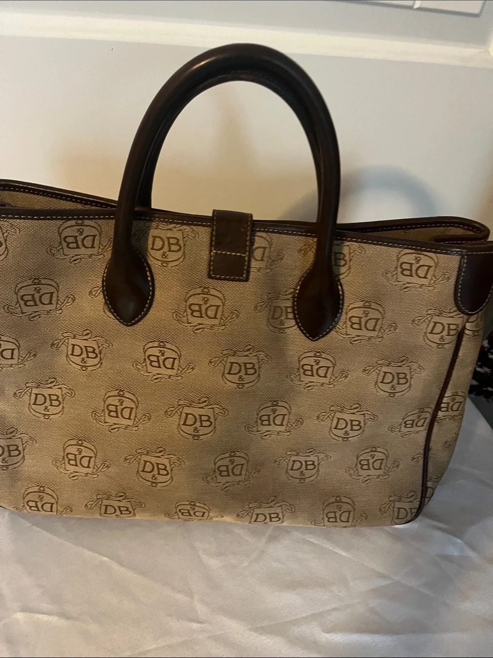 Dooney & Bourke handles over closure